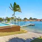 Sandy Shores - Absolute Waterfront & Swimming Pool