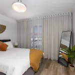 Totally Beachin\' Two Bed, Prime Holiday Location Walk To Everything!