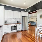 High Fives - In The Heart Of Town And Pet Friendly