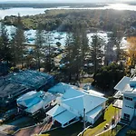 Swell Yamba, Iconic 7 Bedroom House On The Hill With Amazing Bay Views