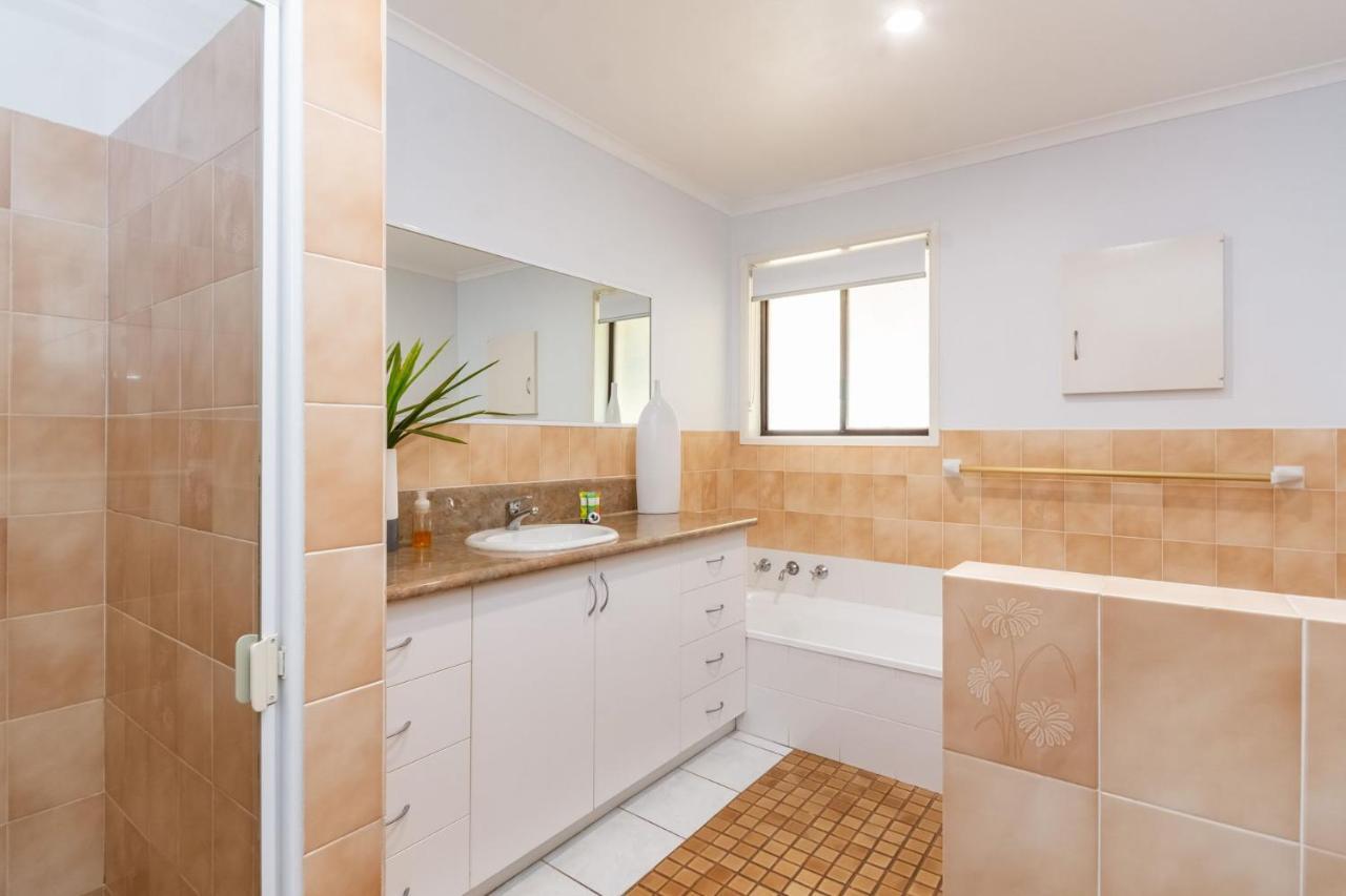 Sandy Shores - Absolute Waterfront & Swimming Pool Holiday home Yamba