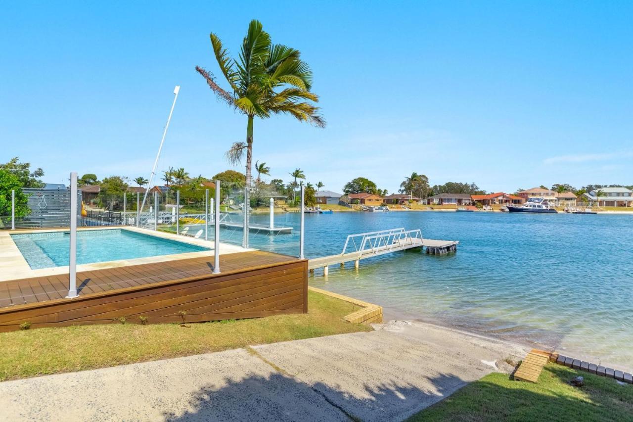 Sandy Shores - Absolute Waterfront & Swimming Pool Holiday home Yamba