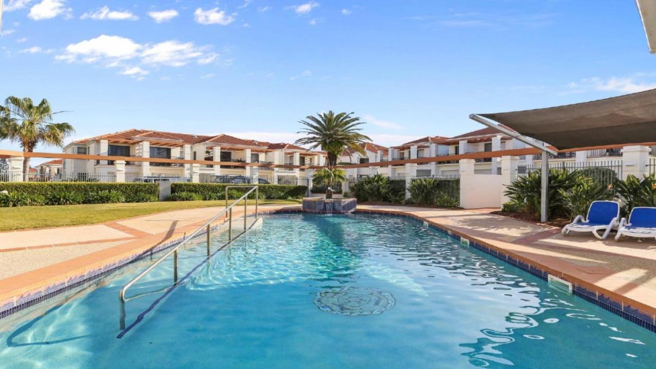 Breakers 2 - 8, 18 - 20 Pacific Parade * Yamba