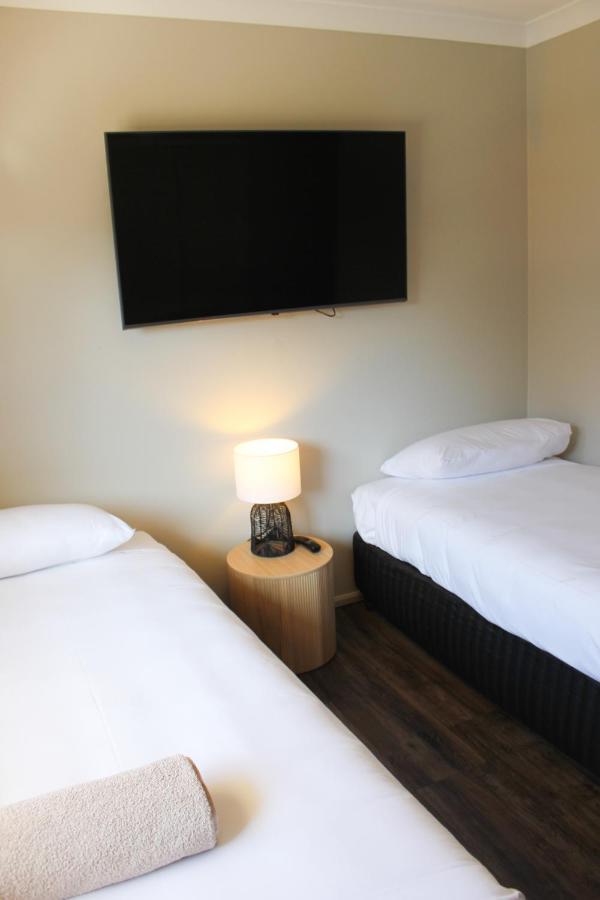 Twin Pines Motel