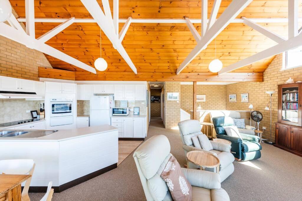 Location+ Ocean & Headland Views. Wifi, Linen + Holiday home Yamba