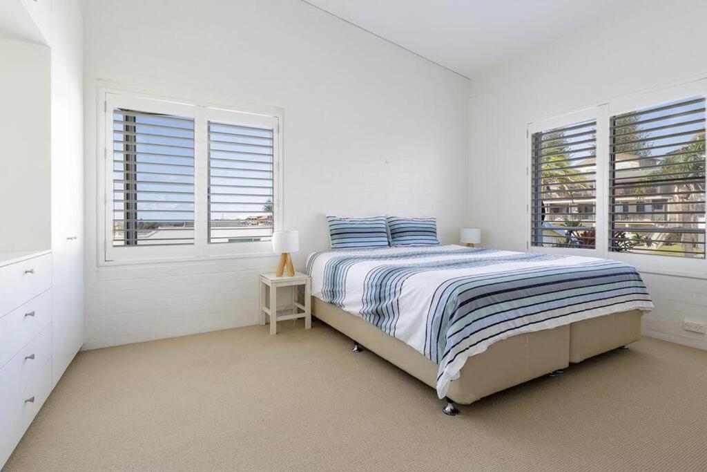 Luxe Oceanfront Penthouse! Yamba's Suncrest 5 Holiday home *