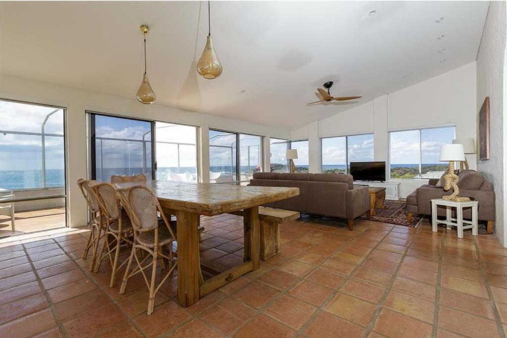 Luxe Oceanfront Penthouse! Yamba's Suncrest 5 Holiday home *