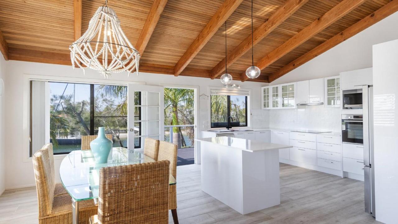 Copacabana House - Absolute Waterfront, Private Jetty * Yamba