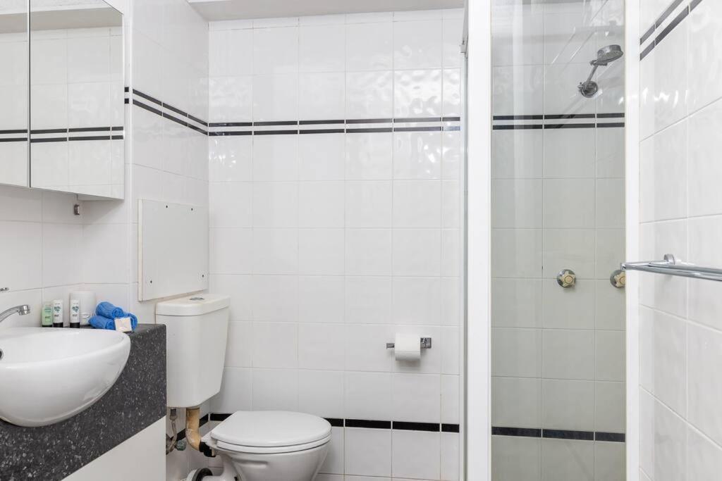 Totally Beachin' Two Bed, Prime Location Walk To Everything! *