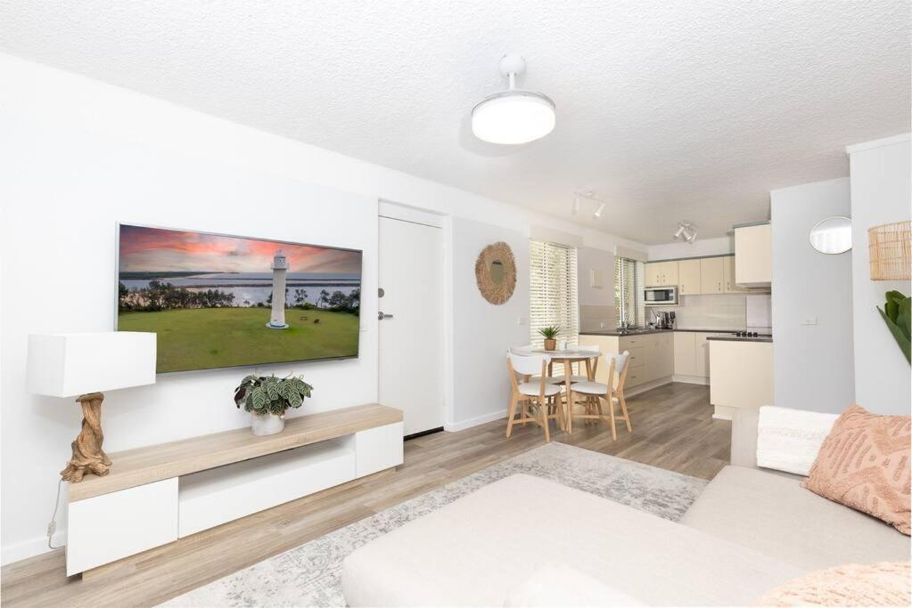Totally Beachin' Two Bed, Prime Location Walk To Everything! Apartment Yamba
