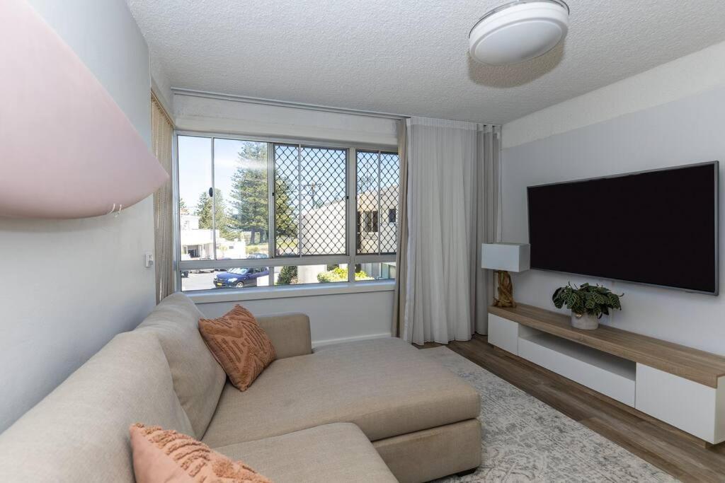 Totally Beachin' Two Bed, Prime Location Walk To Everything! Apartment *