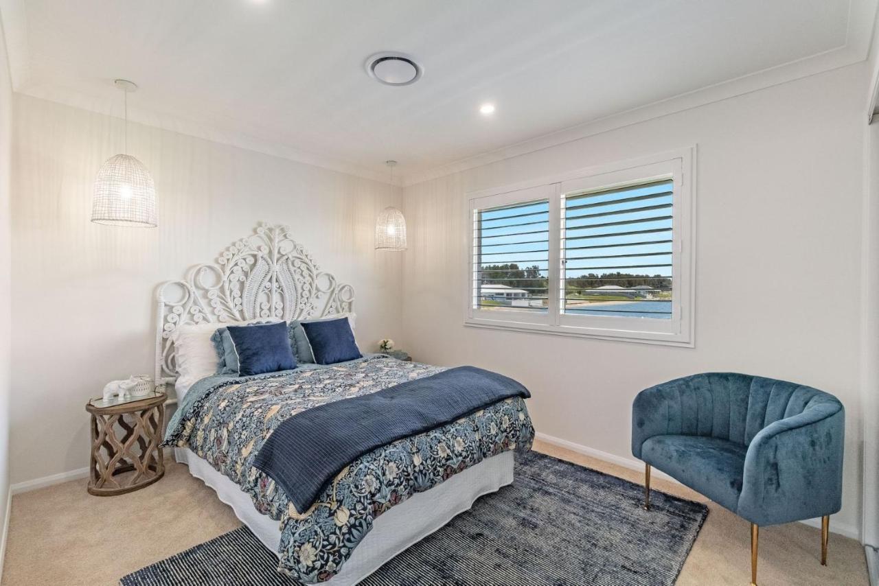 Hamptons House - Stylish Waterfront Yamba