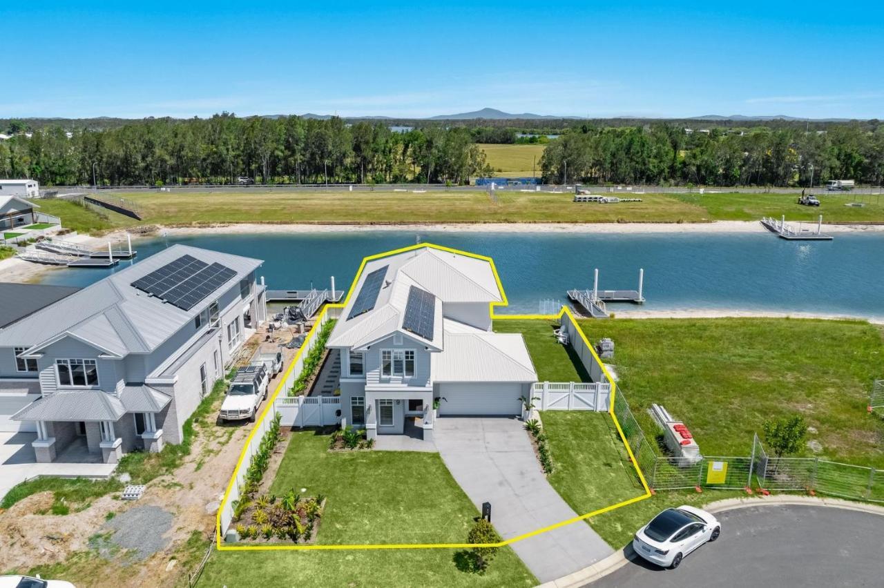 Hamptons House - Stylish Waterfront * Yamba