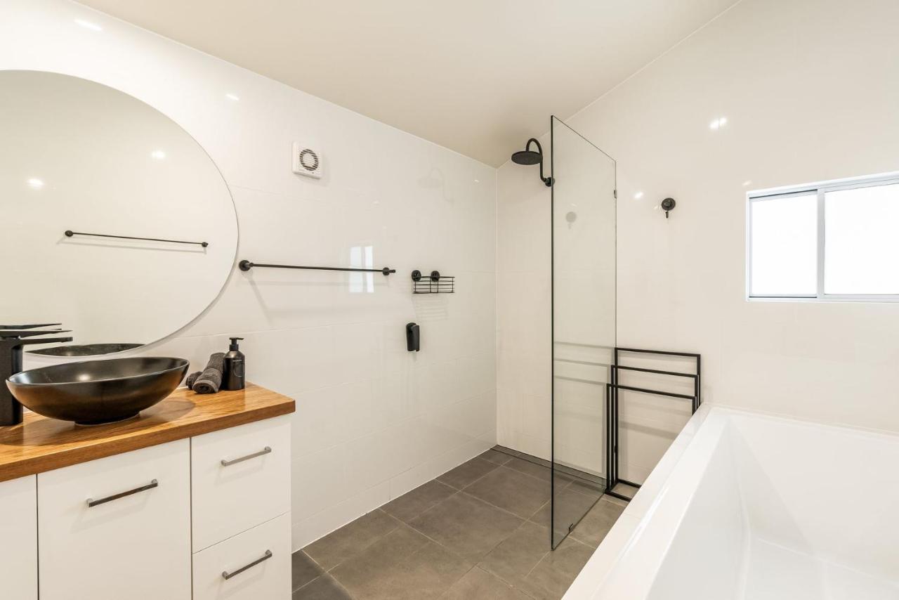 High Fives - In The Heart Of Town And Pet Friendly