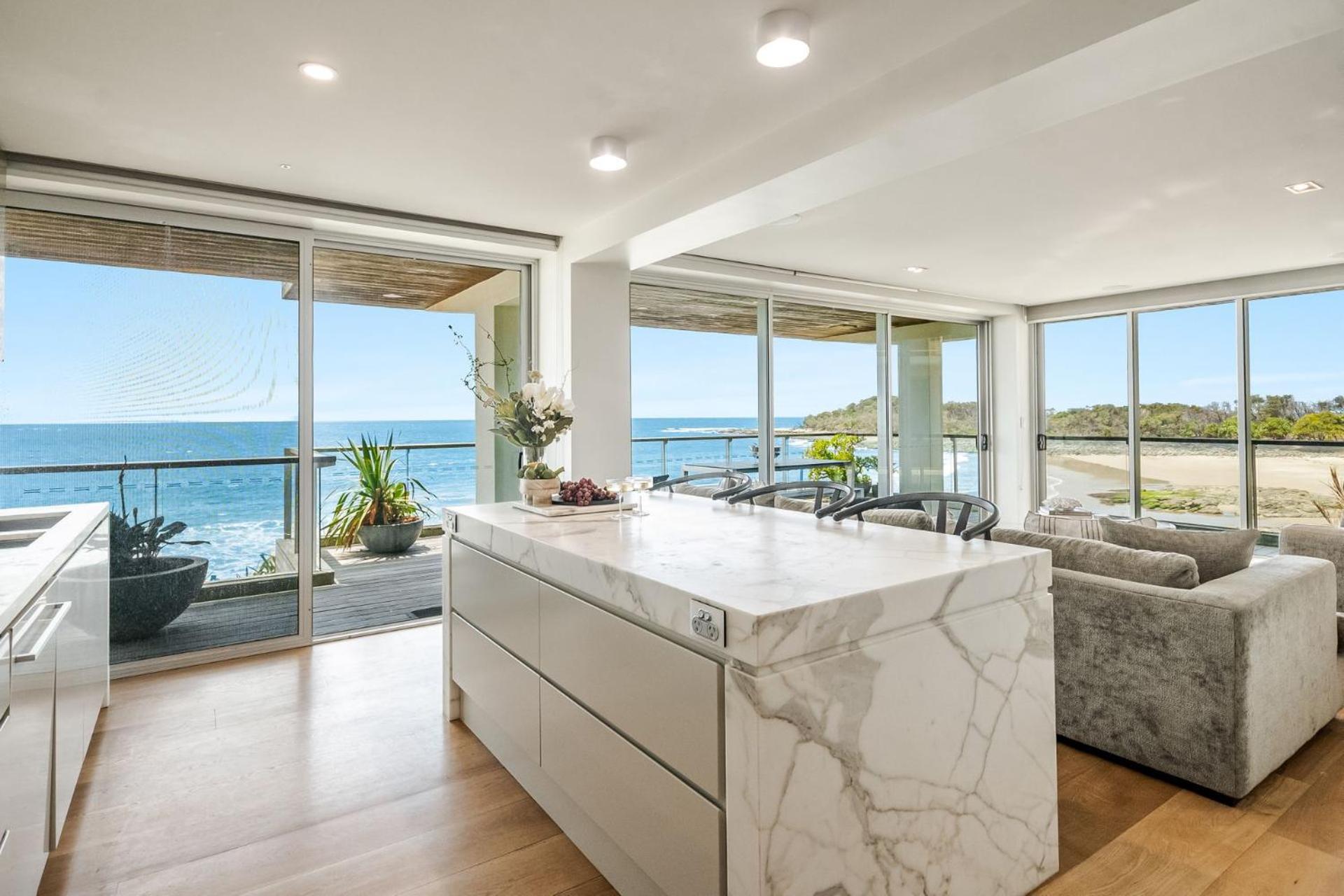 On The Rocks - Beachfront To Convent Apartment