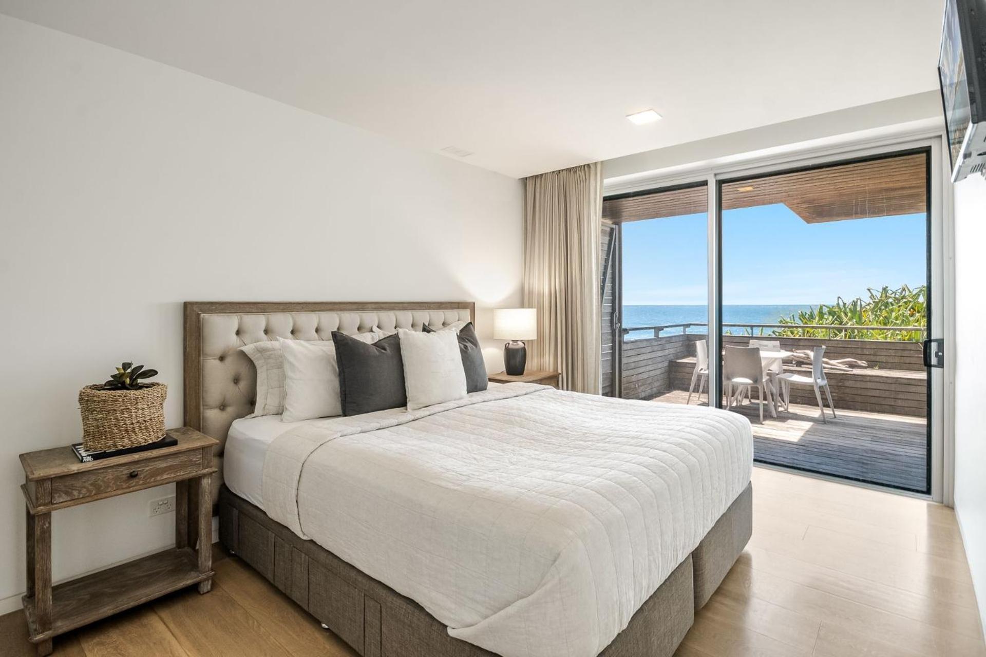 Apartment On The Rocks - Beachfront To Convent *