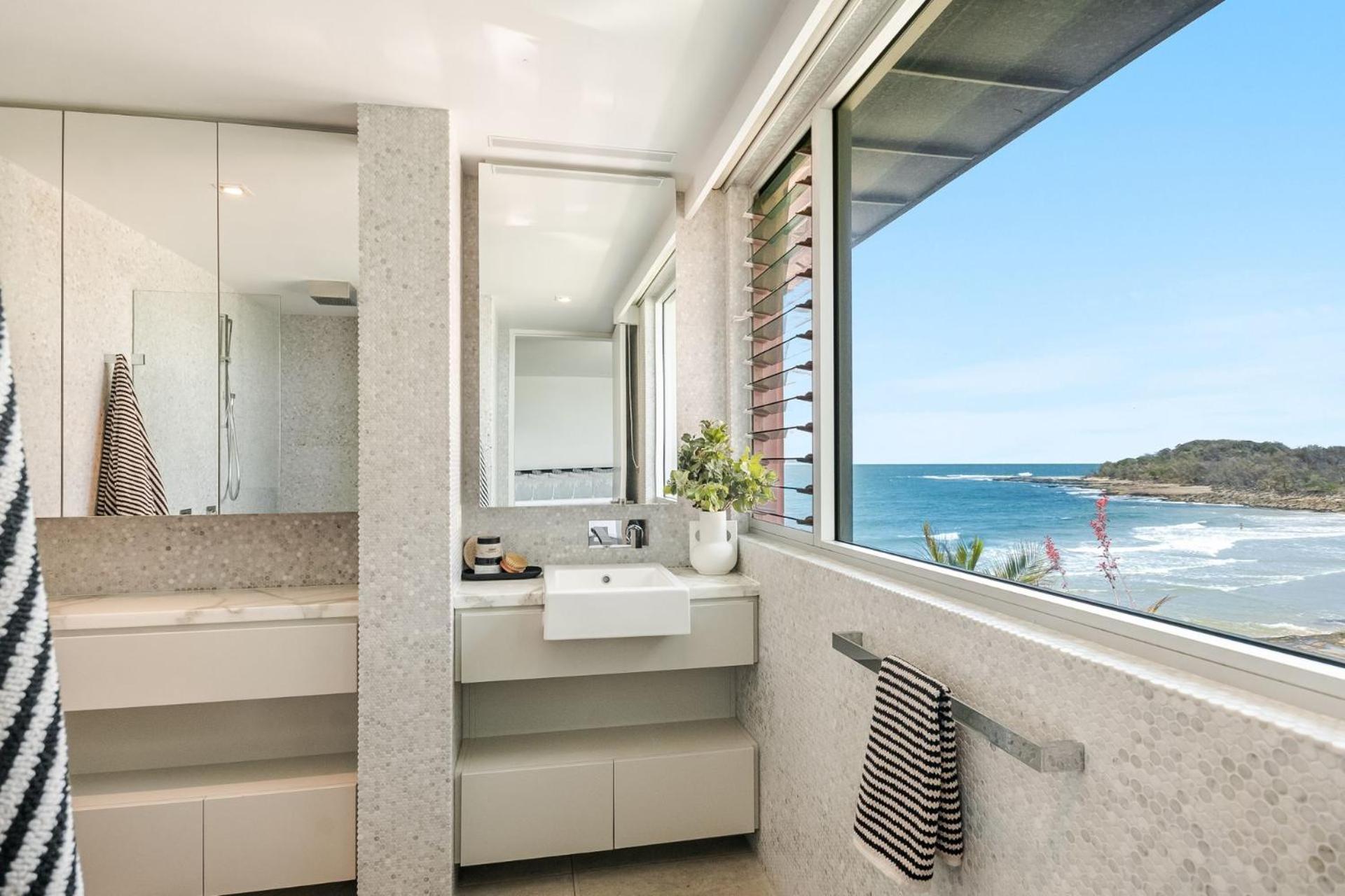 On The Rocks - Beachfront To Convent *