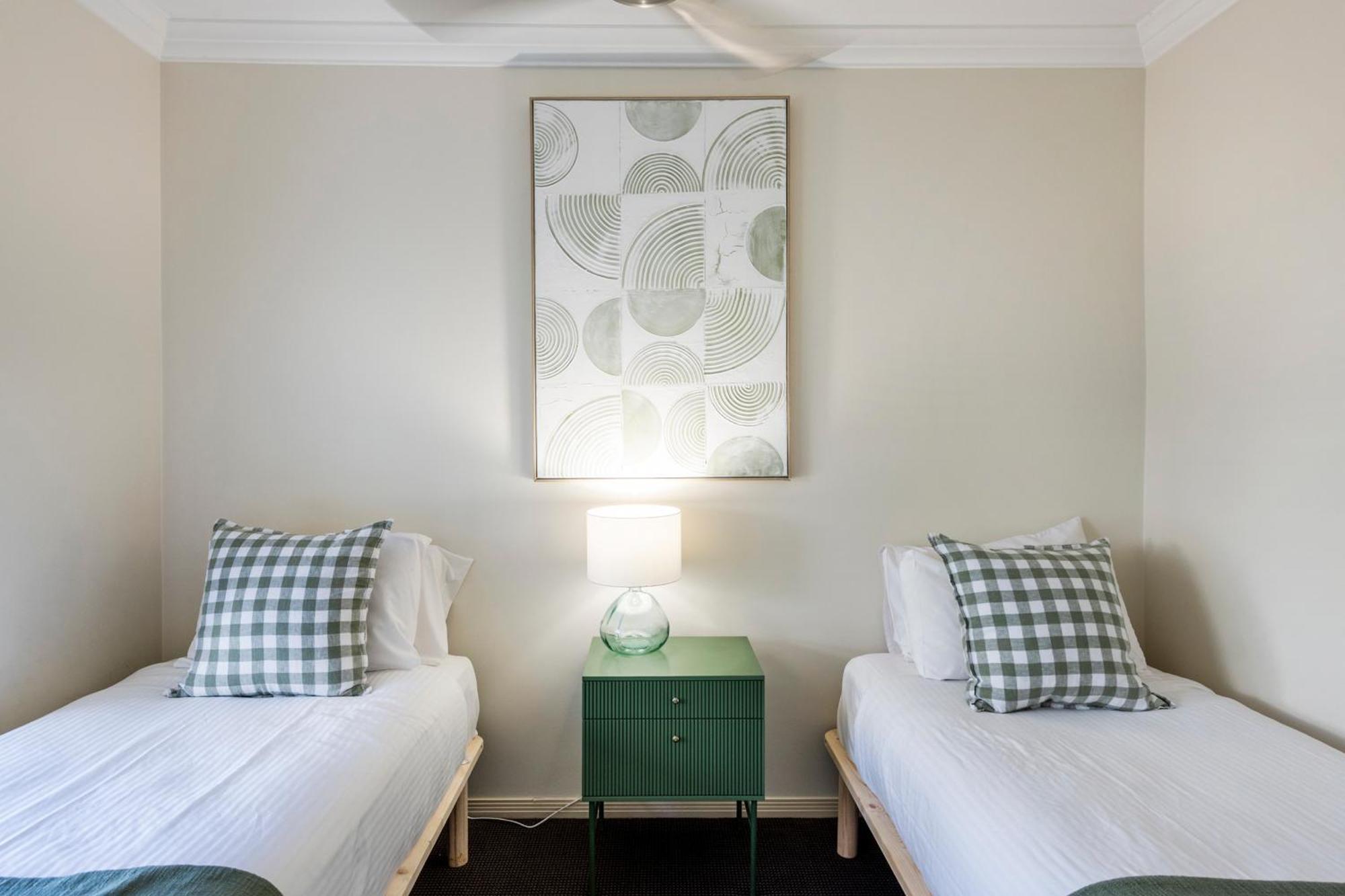 Breakers Unit 1 8 - Ljhooker