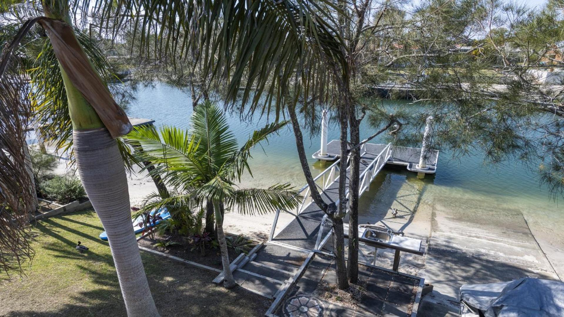 Copacabana House - Absolute Waterfront, Private Jetty Yamba
