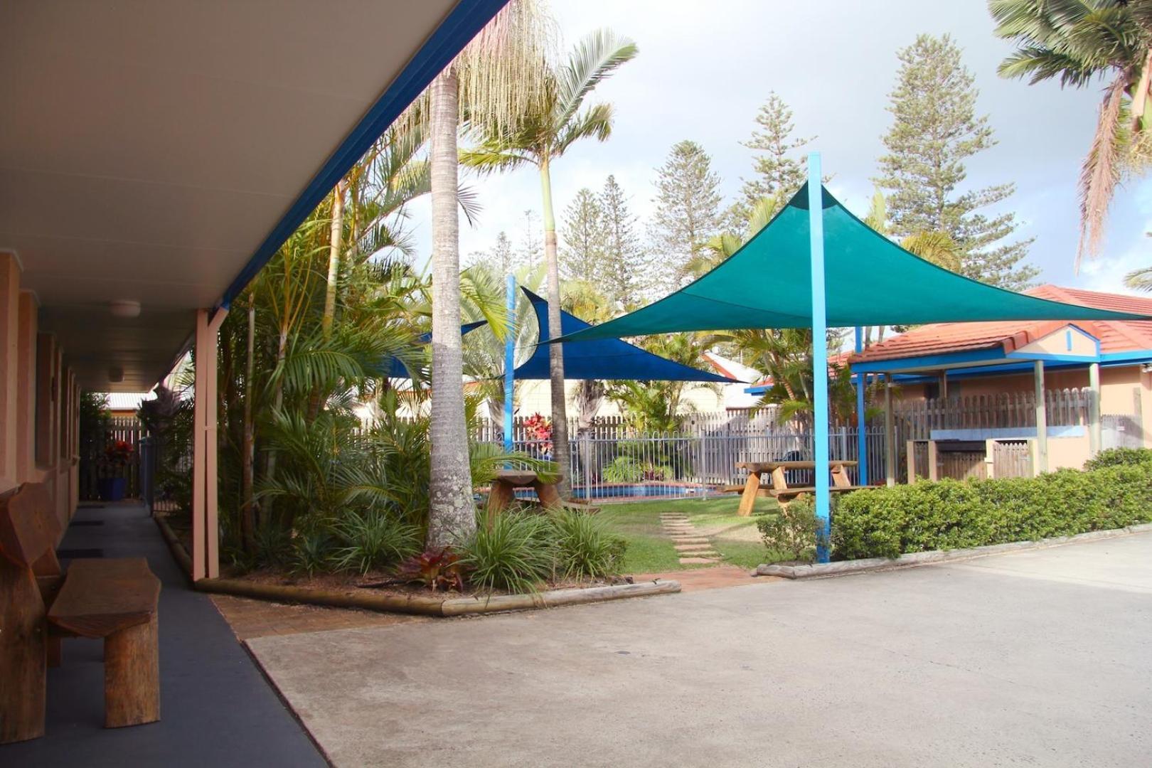 Twin Pines Motel 3*