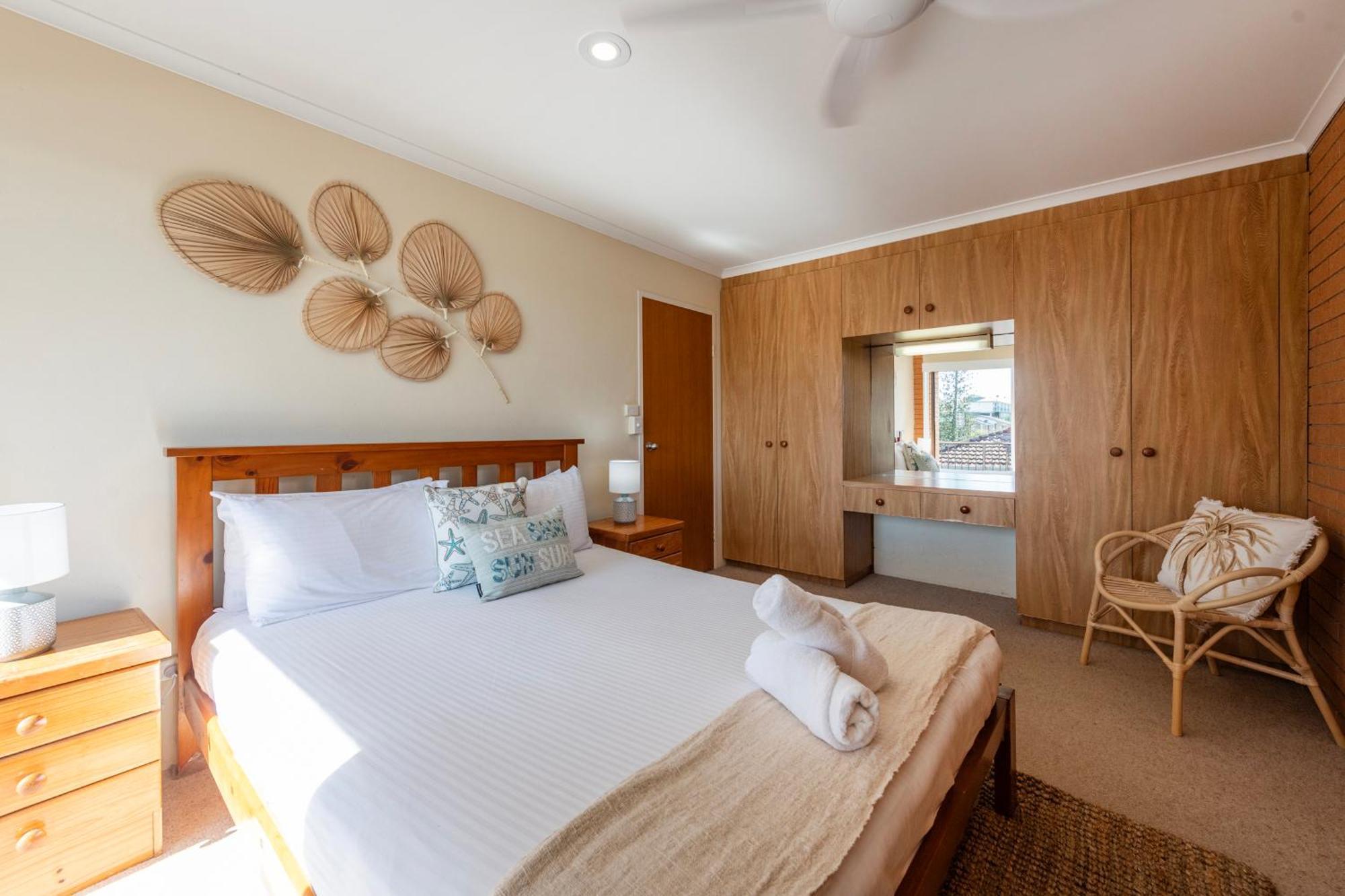 Elsewhere 3 - Ljhooker Yamba