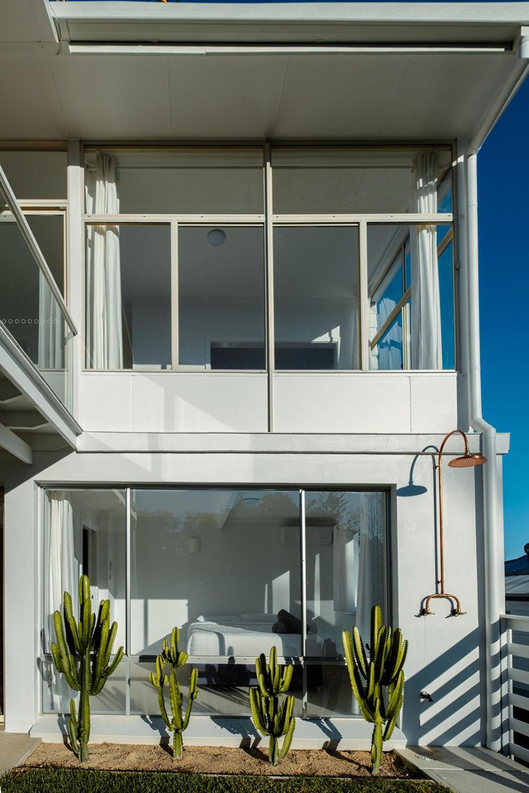 Swell Yamba, Iconic 7 Bedroom House On The Hill With Amazing Bay Views