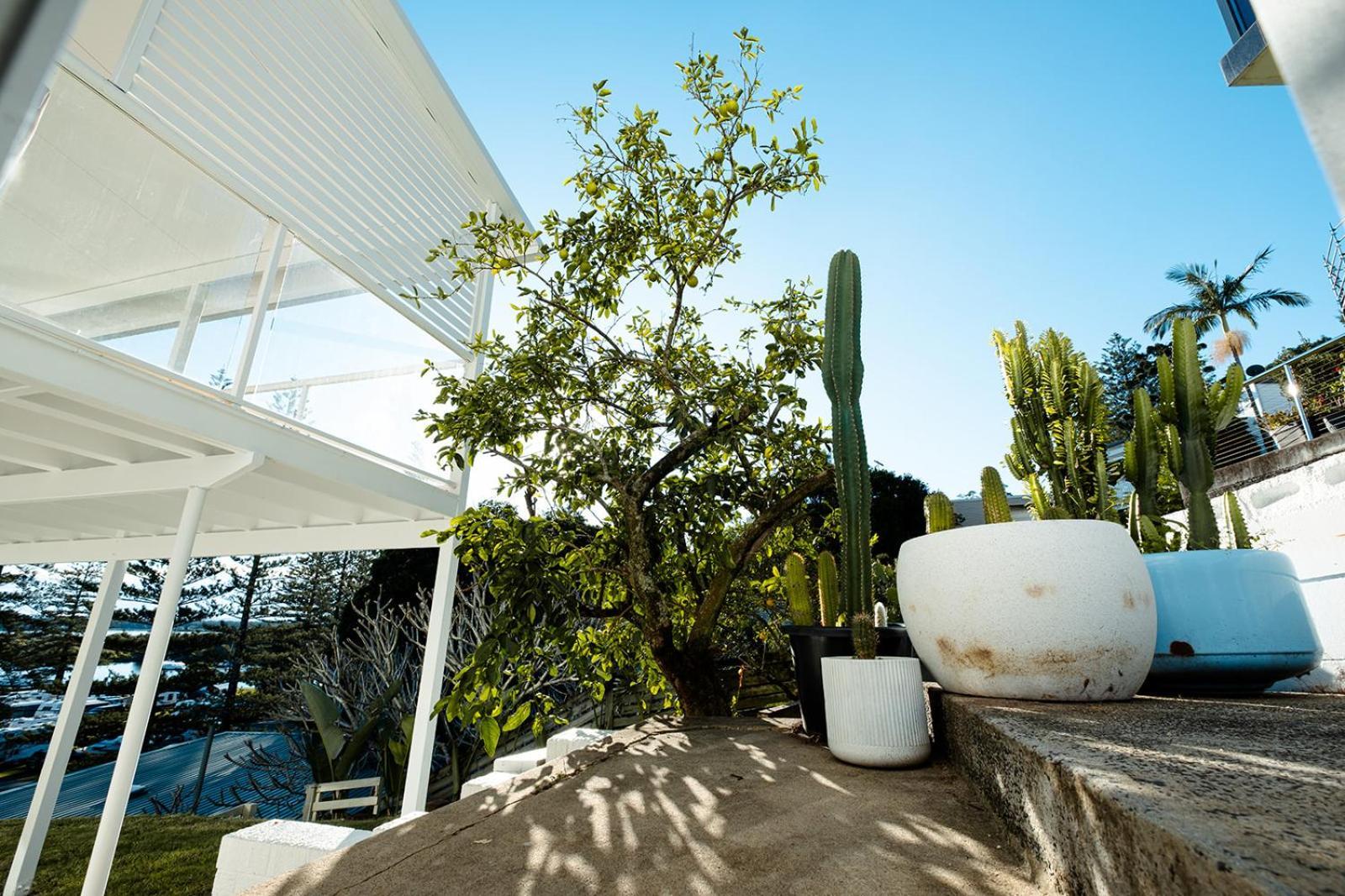 Swell Yamba, Iconic 7 Bedroom House On The Hill With Amazing Bay Views Holiday home