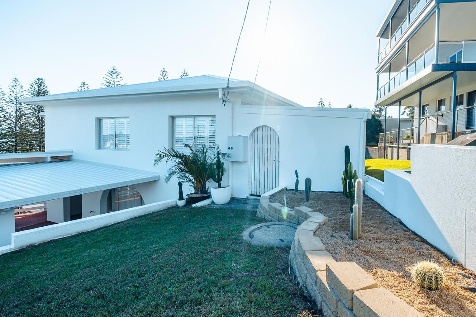 Holiday home Swell Yamba, Iconic 7 Bedroom House On The Hill With Amazing Bay Views *