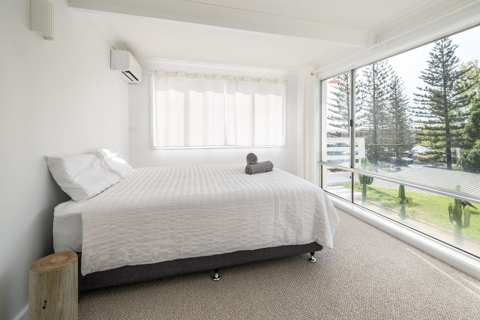Swell Yamba, Iconic 7 Bedroom House On The Hill With Amazing Bay Views Holiday home Yamba