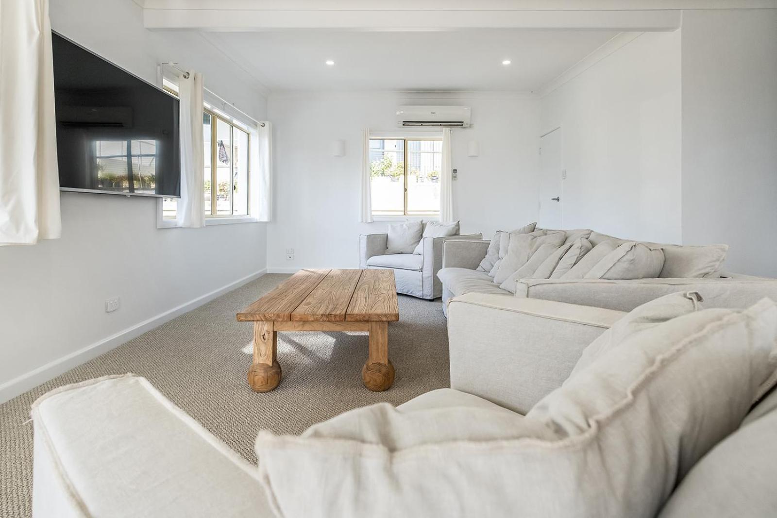Swell Yamba, Iconic 7 Bedroom House On The Hill With Amazing Bay Views Holiday home