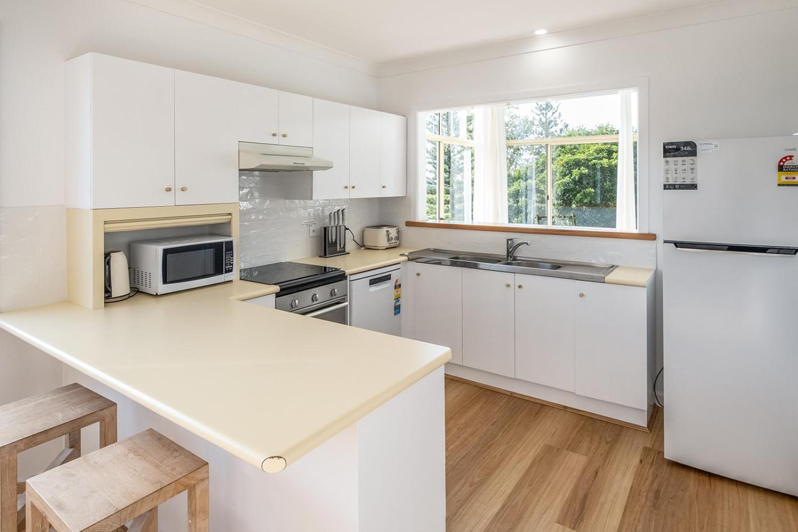 Swell Yamba, Iconic 7 Bedroom House On The Hill With Amazing Bay Views Holiday home Yamba
