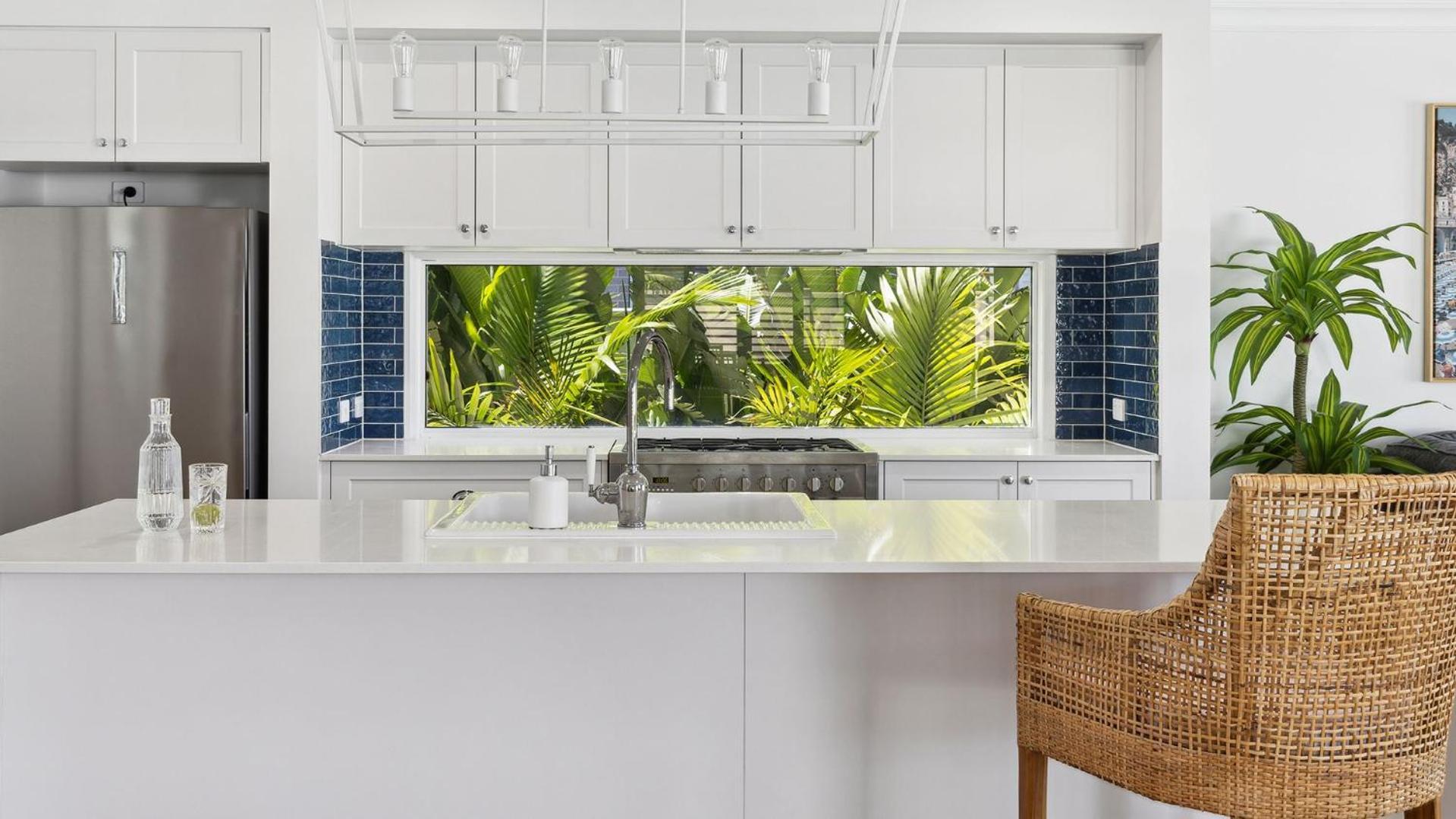 Hamptons House - Stylish Waterfront Holiday home Yamba