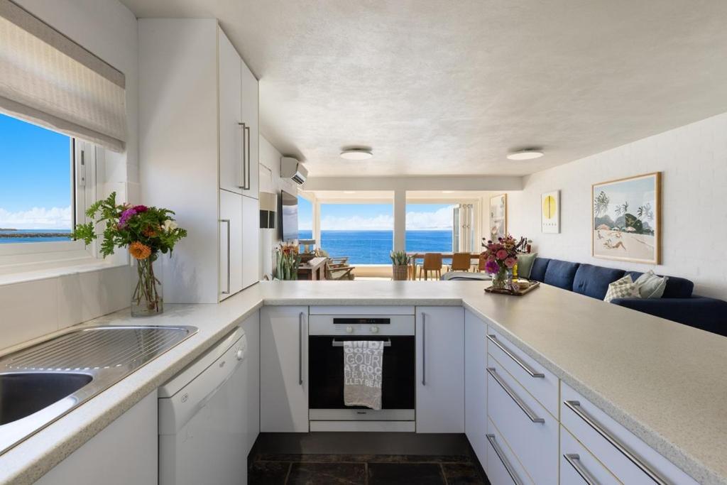 Luxe Oceanfront Apartment *