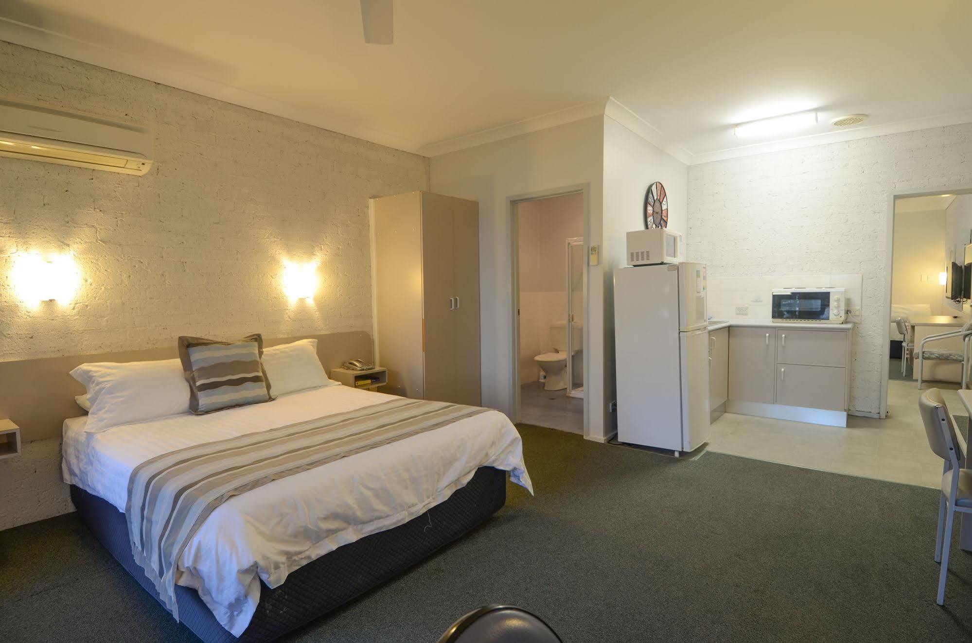 Moby Dick Waterfront Motel 3*