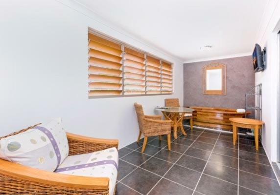 Adrift 3* Yamba